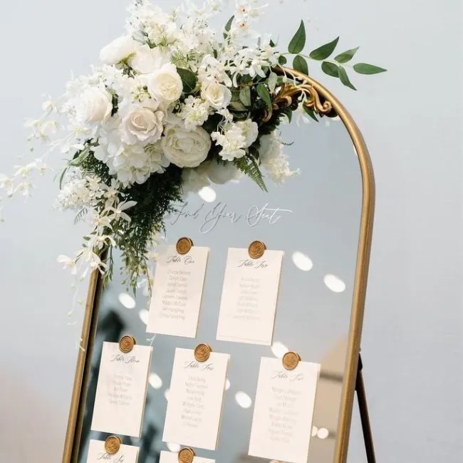 Miroir autoportant pour plan de table avec une belle composition de fleurs