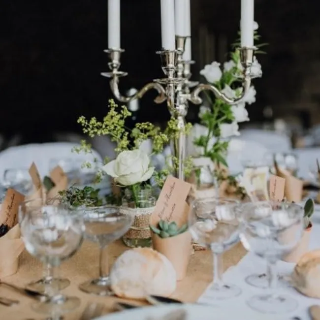 Chandeliers 5 branche en argent pour décorer vos tables invités mariage