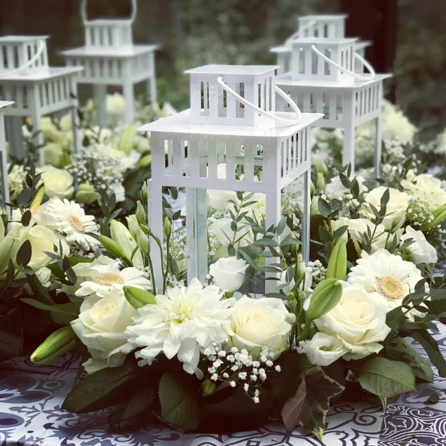 Anneau fleuri L accompagné d'une belle lanterne pour mariage