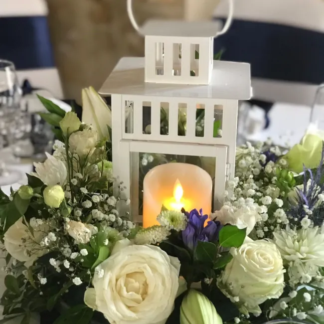 Anneau fleuri L avec lanterne pour un mariage au rendu chic et élégant