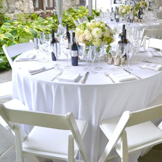 Nappe ronde blanche pour table de mariage à louer