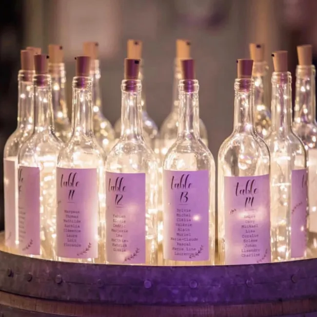 Bouteilles lumineuses pour plan de table mariage