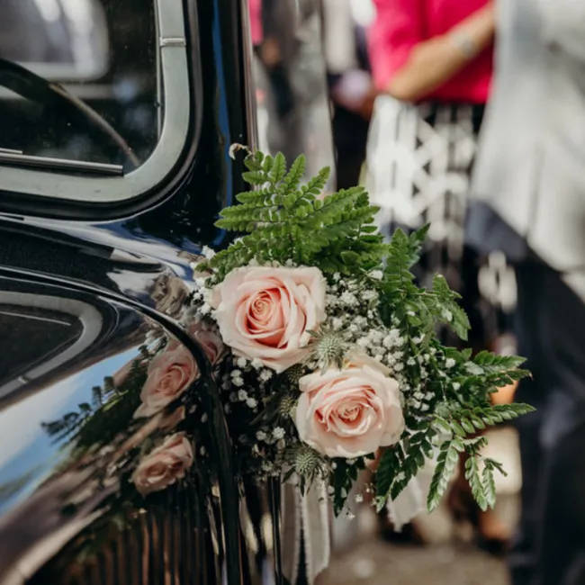 Bouquet rétroviseur pour cortège mariage