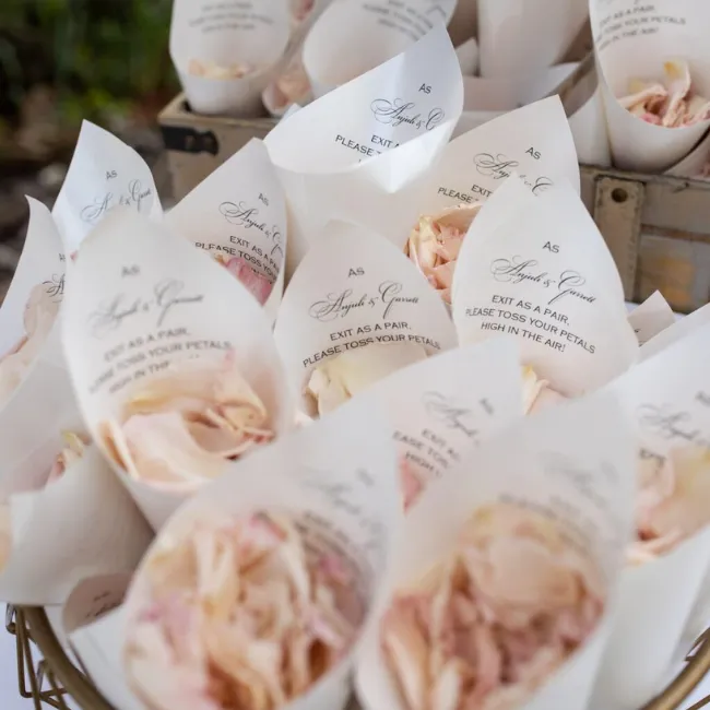 Cornet personnalisé pour cérémonie de mariage contenant des pétales de roses