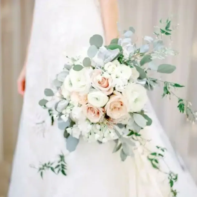 Bouquet rond avec du feuillage pour marié