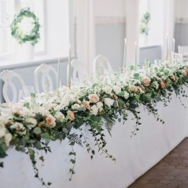 Chemin de fleurs pour table d'honneur mariés