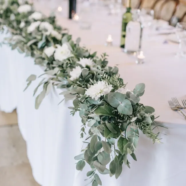 Chemin de fleurs pour table d'honneur mariage