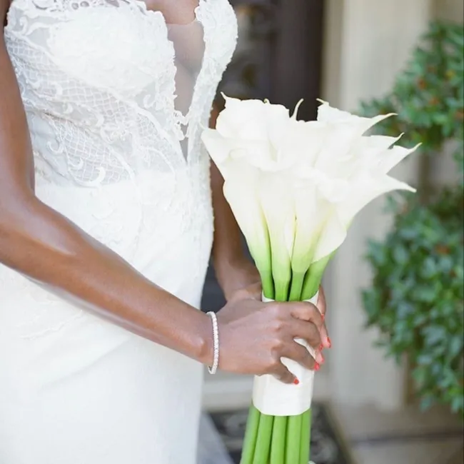 Bouquet épuré et élégant pour mariage moderne