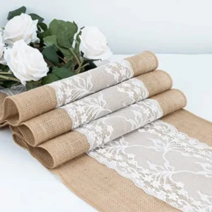 Chemin de table en toile de jute et dentelle