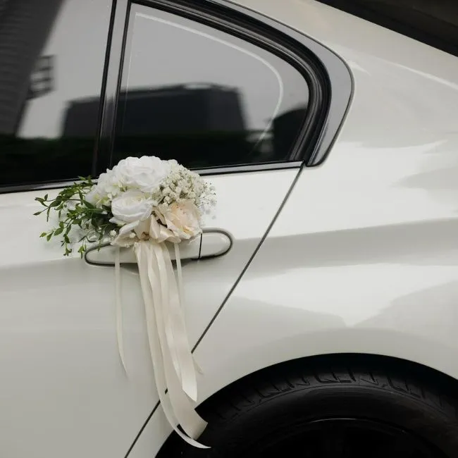 fleurs poignée de porte voiture mariage