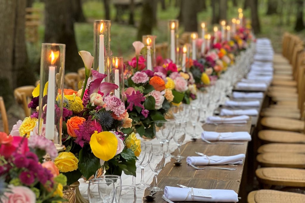 La roche couloir fleurs colorées bois mariage exterieur