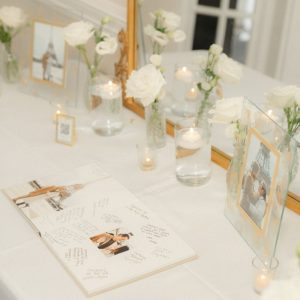 Décor table urne livre d'or mariage