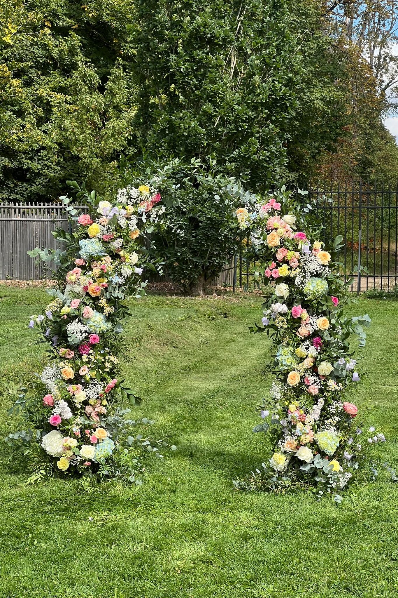 Arche asymétrique fleurs bridgerton